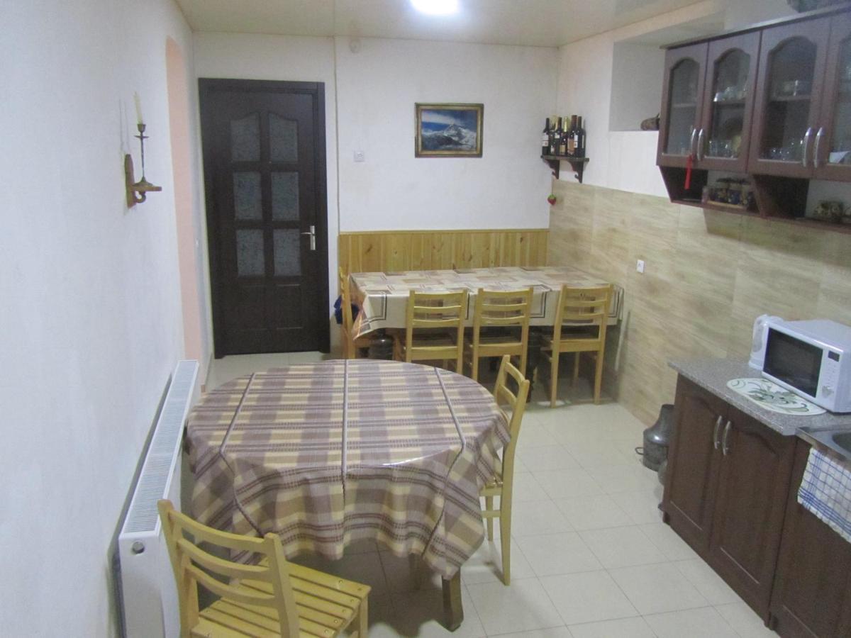 Guest House Lela Rezo Stepantsminda Exterior foto